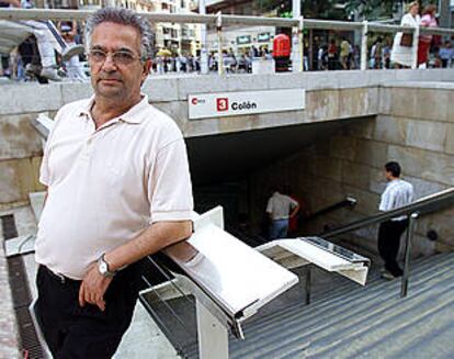 Antonio Cañuelo ante una boca del Metro.