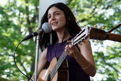 Monica Barbaro interpreta a Joan Baez en 'A Complete Unknown', dirigida por James Mangold.