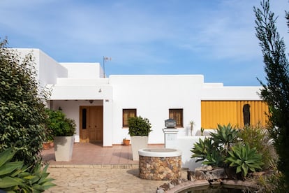 Una casa de payés rehabilitada en el pueblo ibicenzo de Sant Llorenç.