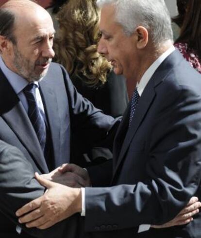 Alfredo Pérez Rubalcaba y Javier Arenas, ayer en Cádiz.