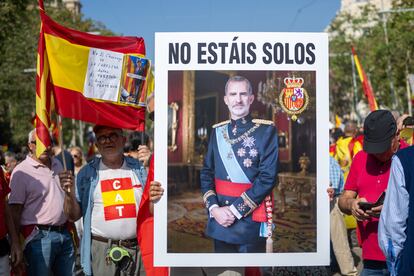 Pancarta con la imagen de Felipe VI exhibida durante la manifestación contra la amnistía en Barcelona, este domingo. 