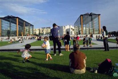 El parque André Citroën, inaugurado en 1993, se encuentra junto al Sena en los terrenos que ocupaba la fábrica de automóviles, al oeste de París.