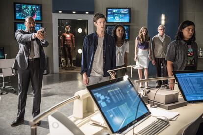The Flash -- "The Man Who Saved Central City" -- Image FLA201b_0388b -- Pictured (L-R): Jesse L. Martin as Detective Joe West, Grant Gustin as Barry Allen, Candice Patton as Iris West, Danielle Panabaker as Caitlin Snow, Victor Garber as Professor Stein and Carlos Valdes as Cisco Ramon -- Photo: Cate Cameron /The CW -- é 2015 The CW Network, LLC. All rights reserved