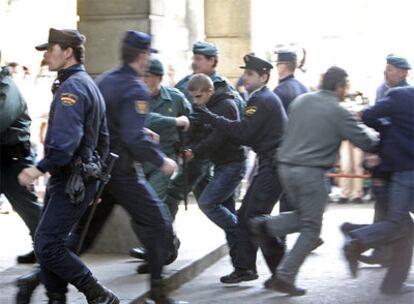 Miguel Carcaño (centro) se cruza con Javier G. (derecha) a la entrada de los juzgados.