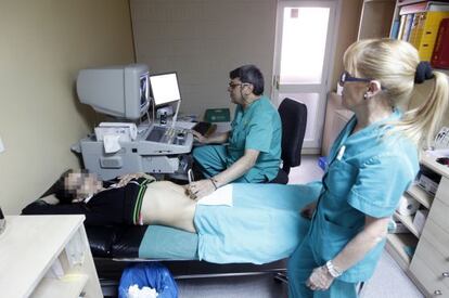 Un médico realiza una exploración ginecológica a una paciente