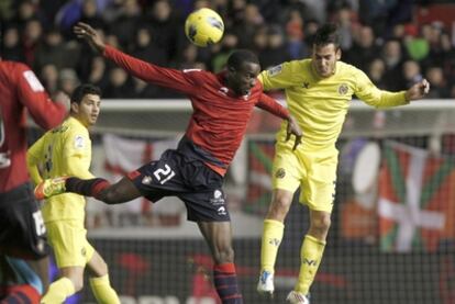 El osasunista Lamah lucha por un balón con Joan Oriol.