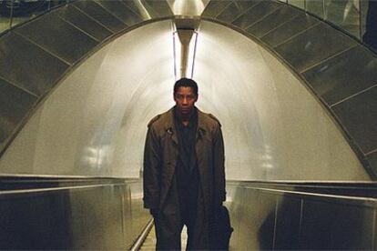 Denzel Washington, en <i>El mensajero del miedo</i>.