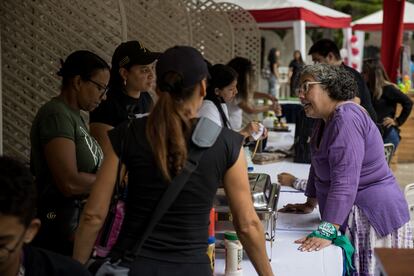 Una mujer recoge firmas de apoyo a la legalización del aborto, el 3 de septiembre de 2022, en Caracas, Venezuela.