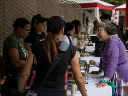 Una mujer recoge firmas de apoyo a la legalización del aborto, el 3 de septiembre de 2022, en Caracas, Venezuela.