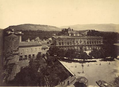 Vista de la Alhambra desde la Torre del Homenaje, con el palacio de Carlos V a la derecha. Laurent se estableció en Madrid en 1843, donde dirigió a un número de fotógrafos que trabajaban por toda España y Portugal. Su obra abarca diversidad de asuntos: reproducción de obras de arte, obras públicas, paisajes, monumentos, retratos de personalidades...