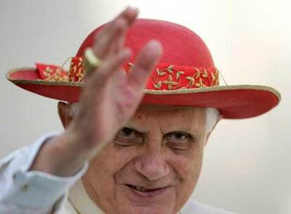 Benedicto XVI, durante su audiencia ayer en la plaza de San Pedro de Roma, protegido con un sombrero rojo.