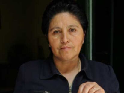 Zulema Silva, madre del ecuatoriano fallecido, muestra fotos de su hijo en un restaurante madrileño.