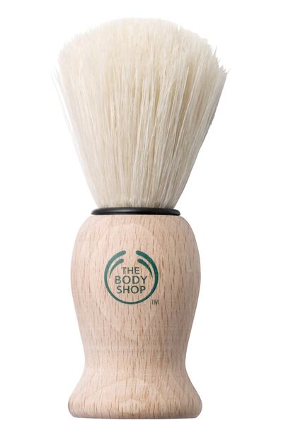 La brocha de afeitar de siempre, con mango de madera y cerdas que producen una espuma suave. Cuesta 13,50 euros y es de The Body Shop.