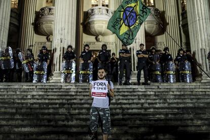 Un joven sostiene un cartel que dice 'Fuera Temer' durante la protesta contra la destitución de la expresidente brasileña Dilma Rousseff en la ciudad de Río de Janeiro (Brasil).