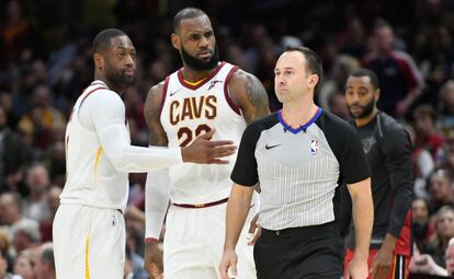 LeBron James protesta al &aacute;rbitro que le expuls&oacute;.