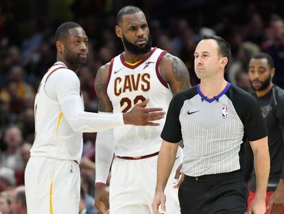 LeBron James protesta al &aacute;rbitro que le expuls&oacute;.