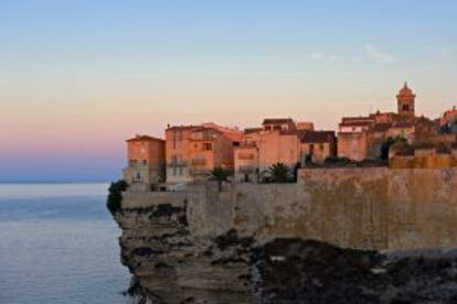 Amanecer en la ciudad medieval de Bonifacio, en Córcega.