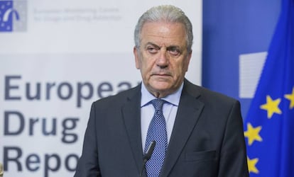 El comisario Avramopoulos en la presentaci&oacute;n del informe europeo sobre drogas, este martes.