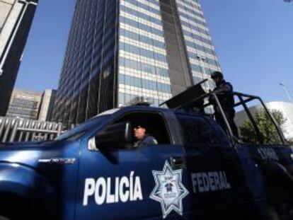 Policías federales mantienen un cordón de seguridad hoy, viernes 1 de febrero de 2013, alrededor de la torre de la sede central de Petróleos Mexicanos (PEMEX) en Ciudad de México (México).
