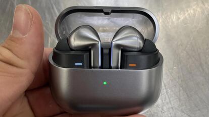 Auriculares Samsung Galaxy Buds 3 Pro
 con su funda abierta