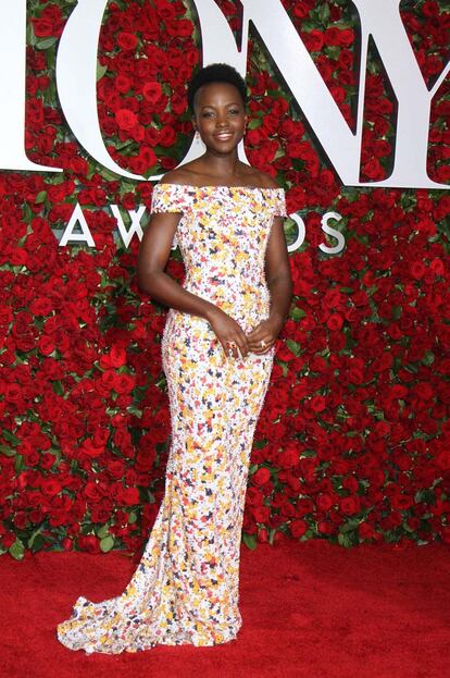 Lupita Nyong'o, maravillosa y muy primaveral con un diseño de Hugo Boss.