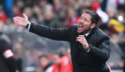 Simeone da instrucciones a sus jugadores