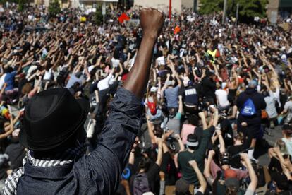 Las manifestaciones han destruido comercios y edificios públicos desde Washington hasta Los Ángeles. El enorme despliegue policial por todo el país para contener la ira ha llevado hasta fuerzas militares de la Guardia Nacional en varios Estados. En la imagen, manifestantes alzan el brazo durante la protesta en Minneapolis.