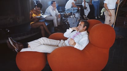 Sean Connery relaxa entre as filmagens de 'Diamantes são Eternos', em 1971.