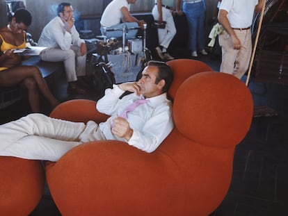 Sean Connery se relaja entre tomas de 'Diamantes para la eternidad', en 1971. La butaca es el famoso diseño Up de Gaetano Pesce.