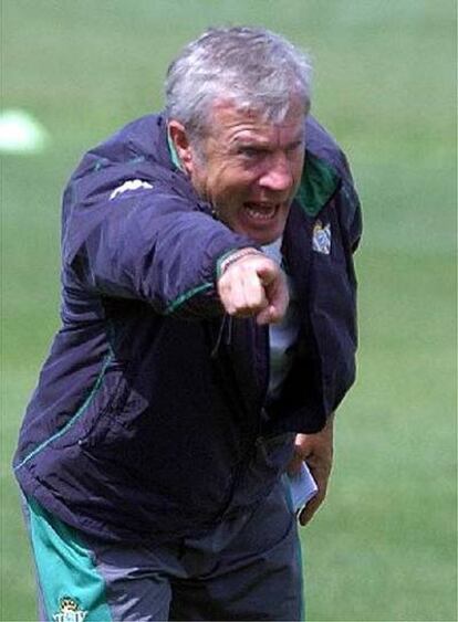 Luis Fernández, en un entrenamiento del Betis