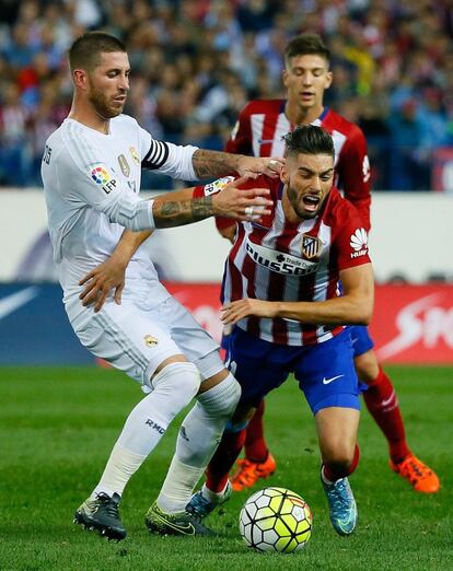 Ferreira-Carrasco, cae ante la entrada del defensa del Real Madrid, Sergio Ramos