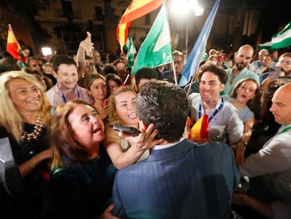 Juanma Moreno, del PP, es felicitado a las puertas de la sede del partido en Sevilla el pasado 19 de junio, tras lograr el mejor resultado de la historia del PP en Andalucía en votos y escaños.