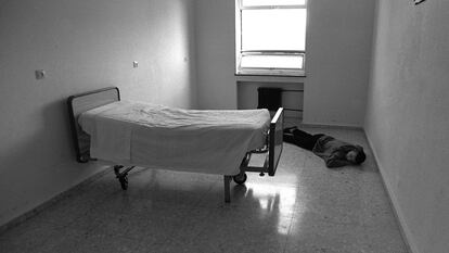Un paciente del hospital Psiquiátrico Provincial de Madrid duerme la siesta en el suelo, en 1993.