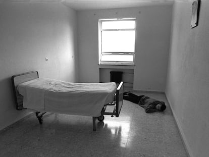 Un paciente del hospital Psiquiátrico Provincial de Madrid duerme la siesta en el suelo, en 1993.