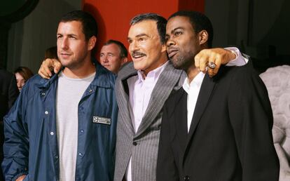 Desde la izquierda, Adam Sandler, Burt Reynolds y Chris Rock posan durante la presentación de 'El clan de los rompehuesos', en 2005.