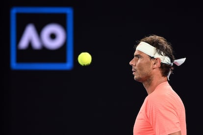 Nadal observa la pelota durante el partido contra Norrie en Melbourne.