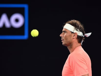 Nadal observa la pelota durante el partido contra Norrie en Melbourne.