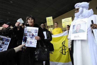 Disidentes uzbekos protestan ante el edificio de la Comisión Europea en Bruselas.