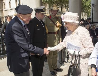 La reina Isabel II, saluda al veterano Robert Hucklesbury, en la iglesia de St. Martin en Londres, ya que asistir a un servicio de conmemoración que marca el 70 aniversario del VJ.