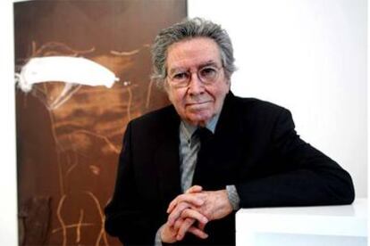 Antoni Tàpies, ayer, ante la obra <i>Figura sobre marrón.</i>