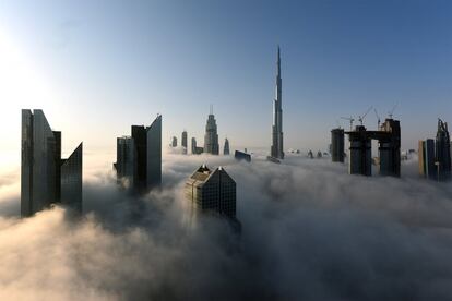 Vista panorámica de los rascacielos de Dubai (Emiratos Árabes Unidos) rodeados de niebla.