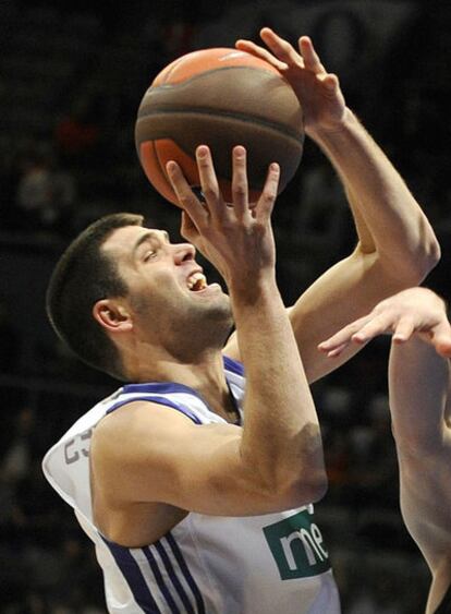 Felipe Reyes intenta lanzar a canasta.