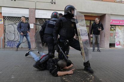 Los Mossos detienen a una manifestante de izquierdas durante el acto de Vox en Barcelona.