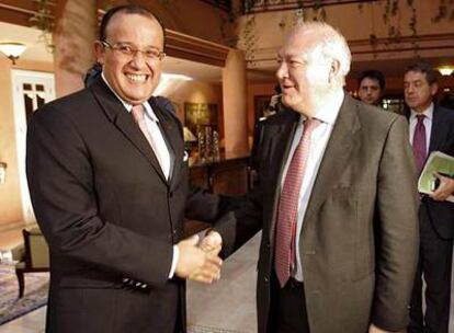 Taieb Fassi-Fihri saluda a Miguel Ángel Moratinos el pasado 7 de octubre en Marraquech.