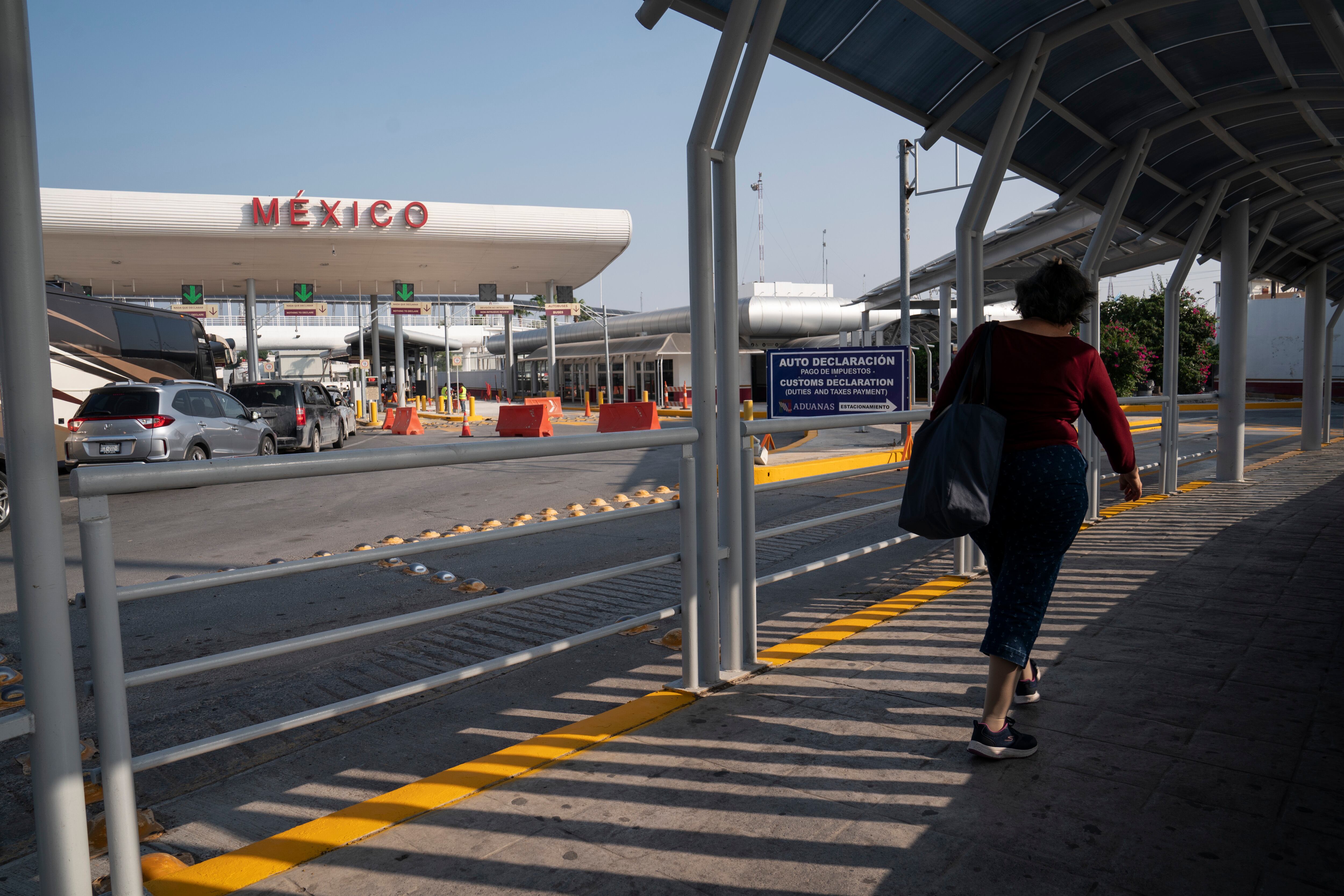 Una mujer se dirige a la aduana mexicana en Reynosa, (Tamaulipas) el 13 de mayo de 2024. 