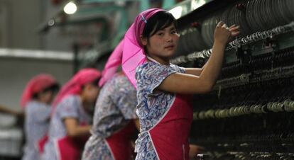 Trabajadoras en una fábrica de seda.