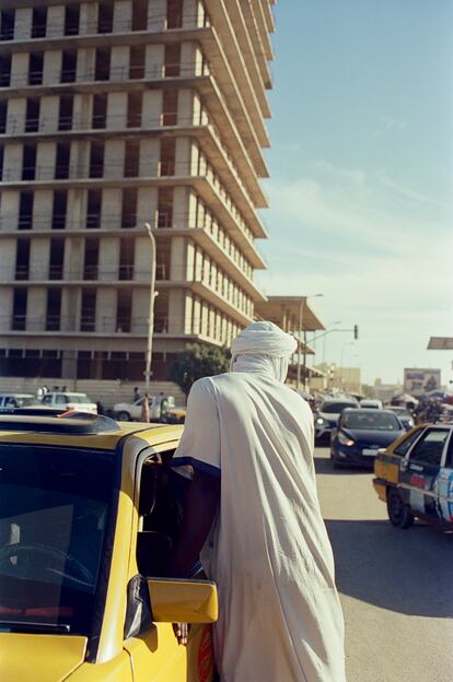 A pesar de los esfuerzos y de los intentos de cambio, Mauritania sigue bajo la sombra de una tradición donde el poder del hombre no toma en consideración los derechos de la mujer. Esta es una transitada carretera de Nuakchot que capturé 19 de febrero.