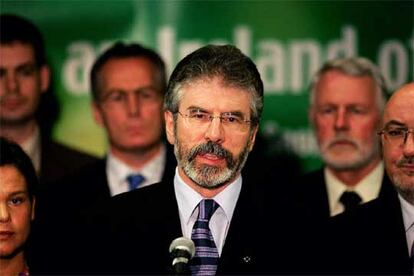 Gerry Adams pidió al IRA el pasado mes de abril que abandonase la lucha armada y aceptara la vía política para conseguir la unidad de Irlanda. Adams realizó este llamamiento en la presentación en Belfast del programa electoral republicano.