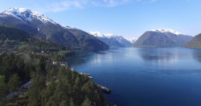 Vista del cruce entre los fiordos Sognefjord y el Esefjord, en Balestrand.