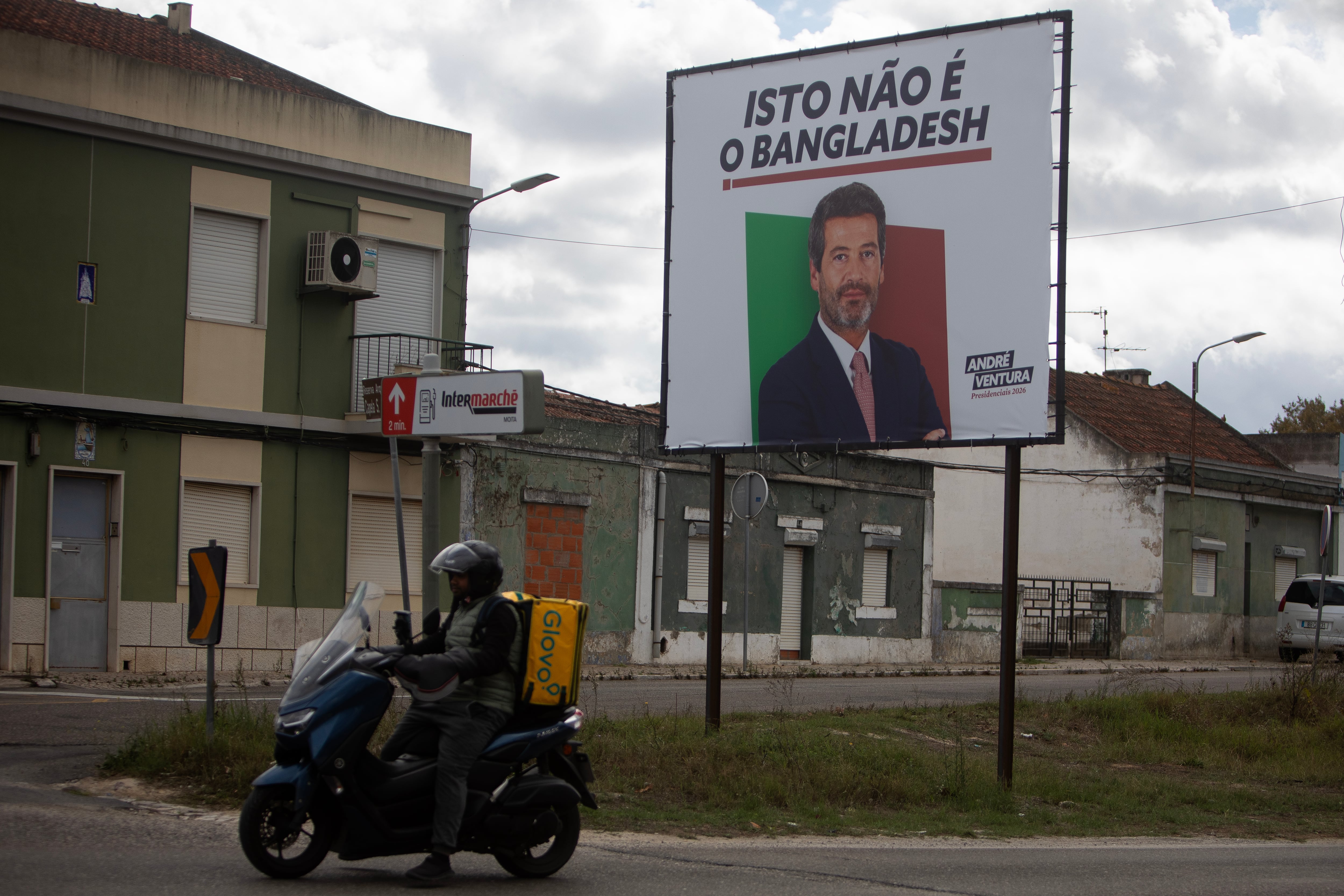 Cartel en Moita, en la margen sur del Tajo, de la campaña para las presidenciales de André Ventura que ha desatado la polémica por su contenido discriminatorio.